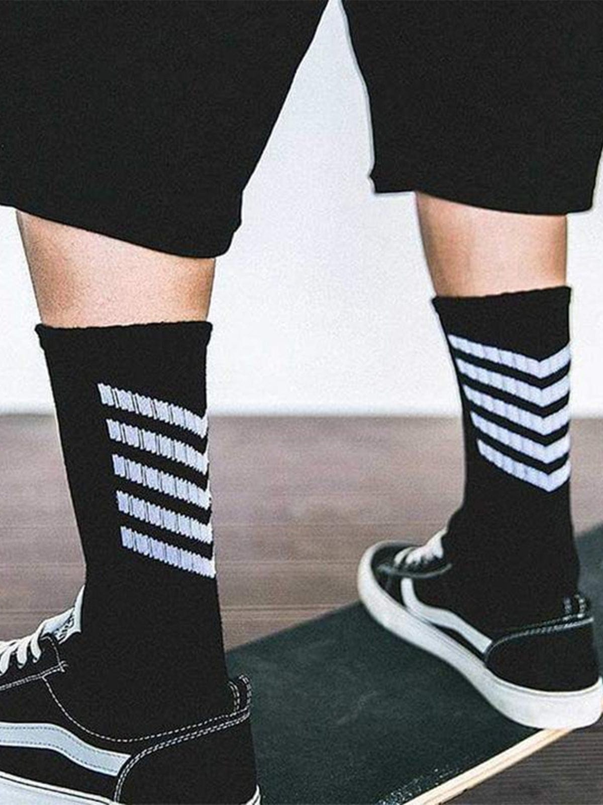 NEV Striped Skateboard Socks 1PC